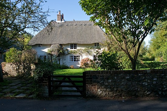 Image of a pretty thatched cottage.